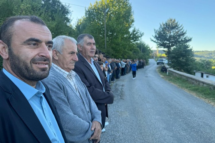 Bursa'da vatandaşlar bayram namazı sonrası mezarlıklara akın etti