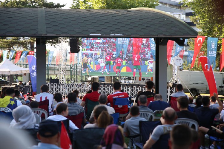 Bursalılar Türkiye-Portekiz maçını dev ekranlarda izledi