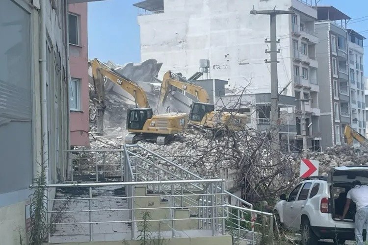 Hatay'da riskli binaların yıkımı devam ediyor