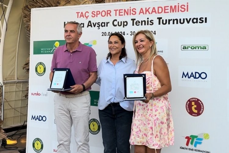 Hülya Avşar Cup'ta ödül zamanı