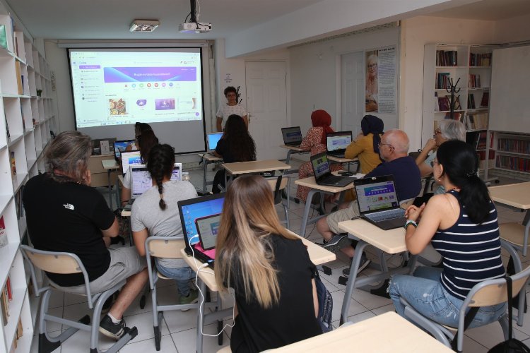 İzmir Çiğli'de kadınlara dijital okuryazarlık desteği